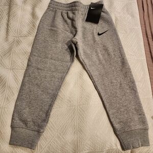 Nike Kids Heather Gray Joggers. NWT Sz 4